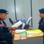 Oknum Brimob Malut Diperiksa Terkait Dugaan Aniaya Istri Seorang anggota Brimob Polda Maluku Utara menjalani pemeriksaan oleh petugas Provos di dalam ruangan kantor.